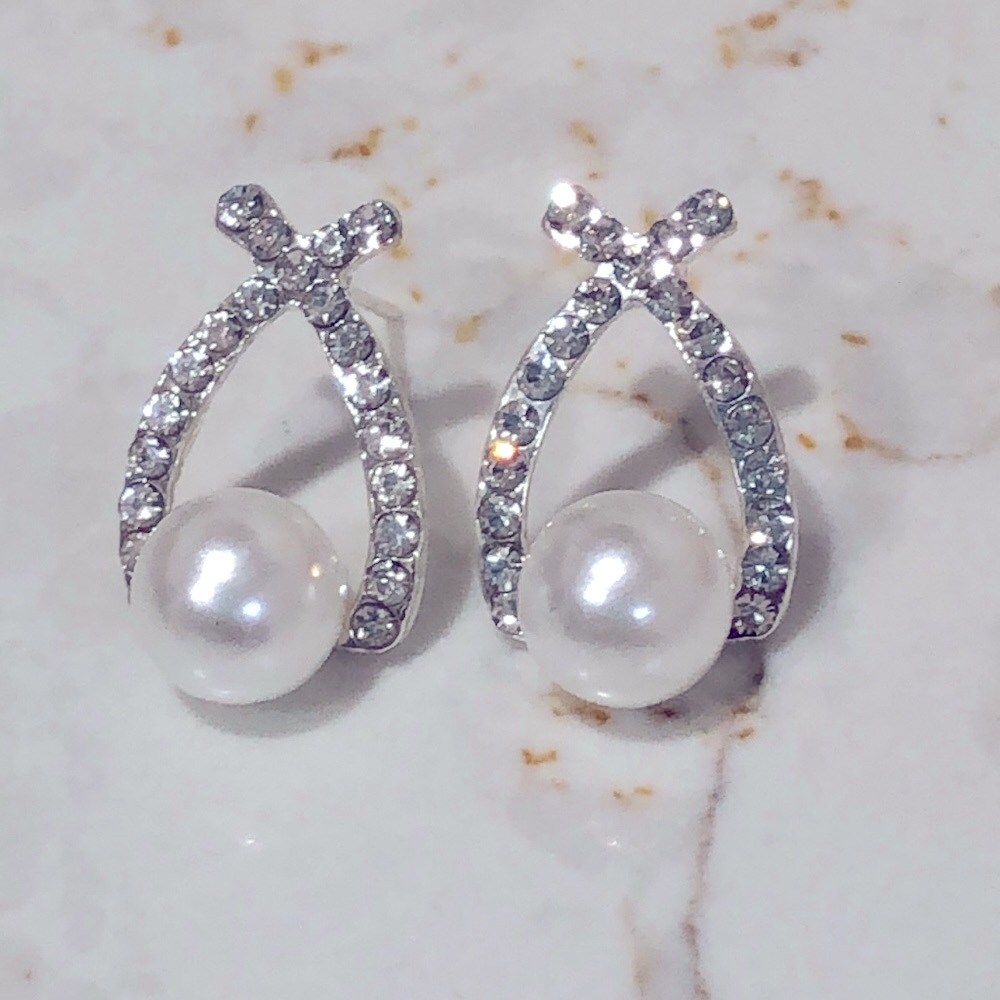 2/$25 Gorgeous pearl style Earrings